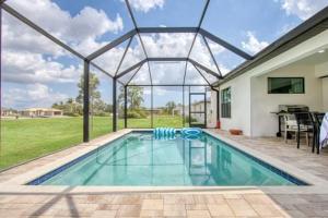 - une piscine dans une maison avec une grande fenêtre dans l'établissement Sunscape Retreat, à Cape Coral