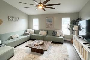 珊瑚角Pelican House 4 bedrooms Free Heated Pool的配有沙发和吊扇的客厅