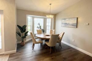 珊瑚角Pelican House 4 bedrooms Free Heated Pool的餐厅里有一张桌子和几把椅子