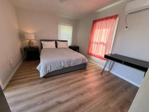 Postel nebo postele na pokoji v ubytování 2 Edison bungalows