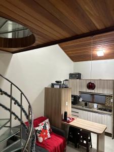 a living room with a table and a red couch at Flat Monte Castelo ,Vista Incrível,Conforto in Sairé