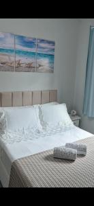 ゴヴェルナドール・セウソ・ラーモスにあるCasa Pescadorのベッド1台(タオル2枚付)