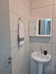 ゴヴェルナドール・セウソ・ラーモスにあるCasa Pescadorの洗面台と鏡のある白いバスルーム +27枚の写真