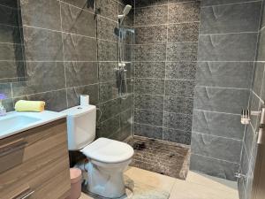 Koupelna v ubytování Nouvel Appartement, Lumineux et Confortable + 19 fotografií