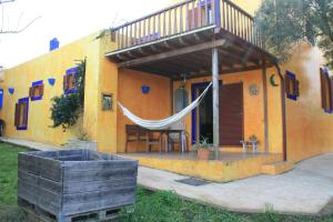 ein Haus mit einer Hängematte davor in der Unterkunft El Vuelo de la Libélula in Barbate