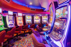un casino avec de nombreuses machines à sous dans une pièce dans l'établissement 40 on Marshall Boutique Hotel, à Goondiwindi