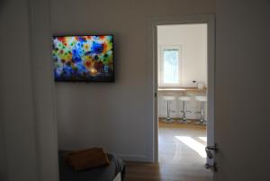 un salon avec un tableau sur le mur dans l'établissement Il portoncino verde, à Rome