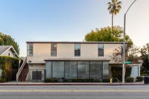 un edificio en una calle con una palmera en Walking distance to Caltech convention Center Pasadena Landmark room, en Pasadena