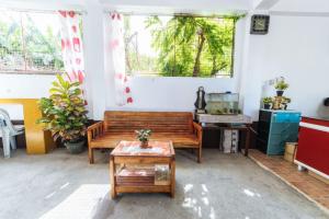 Χώρος καθιστικού στο RedDoorz at Pag Asa Rawis Legazpi