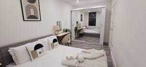 Postel nebo postele na pokoji v ubytování Abbey Corner By Nivaas-Located in the heart of the city centre-5 minute walk to train station-20 minutes to London via train