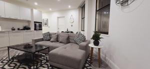 Kuchyň nebo kuchyňský kout v ubytování Abbey Corner By Nivaas-Located in the heart of the city centre-5 minute walk to train station-20 minutes to London via train + 33 fotografií