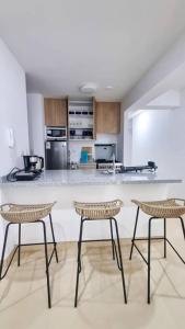 ルリンにあるDepartamento en playa Aricaのキッチン(椅子2脚、カウンタートップ付)