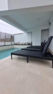 ルリンにあるDepartamento en playa Aricaのスイミングプール(椅子2脚、テーブル1台付) +10枚の写真