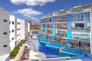 Bazén v ubytování Absolute Beachfront Rolling Surf Resort nebo v jeho okolí