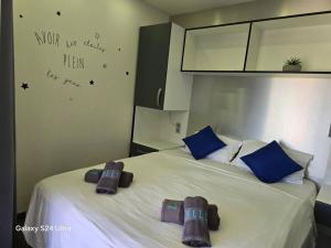 Ένα ή περισσότερα κρεβάτια σε δωμάτιο στο Bungalow tout confort & piscine privée - Helleux +25 φωτογραφίες