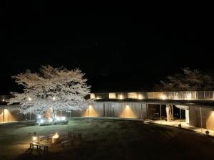 Ishiokaにあるhanaya satoyama - Vacation STAY 72047vの灯光の建物の夜景 +5枚の写真
