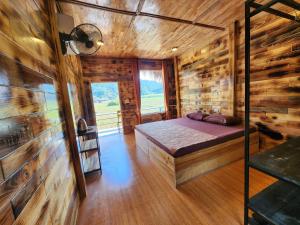 Ένα ή περισσότερα κρεβάτια σε δωμάτιο στο Mr Win homestay