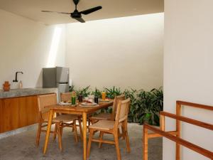 Η κουζίνα ή μικρή κουζίνα στο SUKU Villas - Selong Belanak
