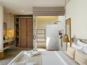 Postel nebo postele na pokoji v ubytování SUKU Villas - Selong Belanak + 22 fotografií