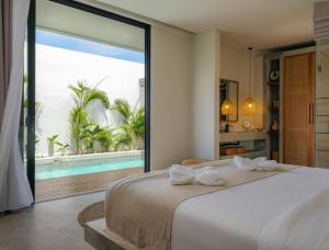 Ένα ή περισσότερα κρεβάτια σε δωμάτιο στο SUKU Villas - Selong Belanak