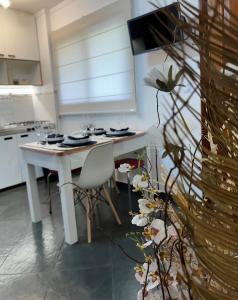 Η κουζίνα ή μικρή κουζίνα στο Universo Piemonte Flat Serra +35 φωτογραφίες