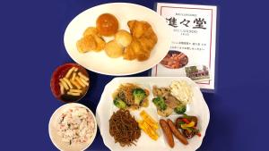 京都市にある東横INN京都五条大宮の異種類の食品2皿