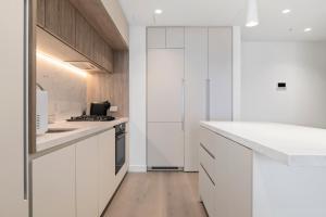 Bay and River Views Apt In Best Location with Pool的厨房或小厨房