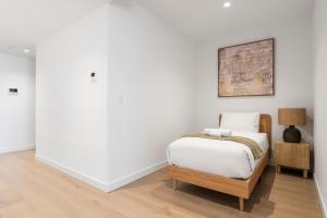 Bay and River Views Apt In Best Location with Pool客房内的一张或多张床位