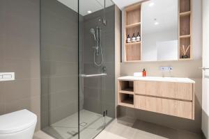 墨尔本Bay and River Views Apt In Best Location with Pool的带淋浴、马桶和水槽的浴室