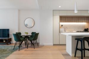 Bay and River Views Apt In Best Location with Pool的厨房或小厨房