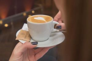 Příslušenství pro přípravu čaje a kávy v ubytování Sheraton Bratislava Hotel