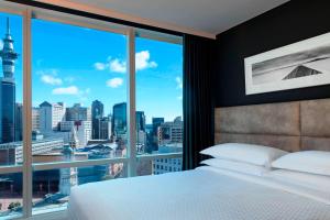 Posteľ alebo postele v izbe v ubytovaní Four Points by Sheraton Auckland