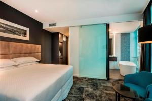 Posteľ alebo postele v izbe v ubytovaní Four Points by Sheraton Auckland