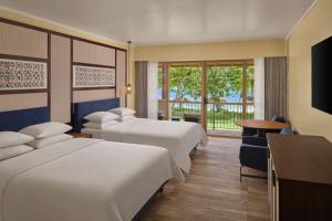 Postel nebo postele na pokoji v ubytování Sheraton Samoa Beach Resort