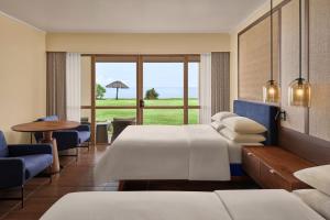Postel nebo postele na pokoji v ubytování Sheraton Samoa Beach Resort