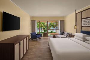 Postel nebo postele na pokoji v ubytování Sheraton Samoa Beach Resort