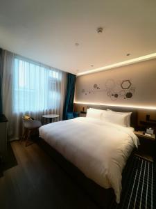 Rúm í herbergi á Microtel by Wyndham Xian Beilin