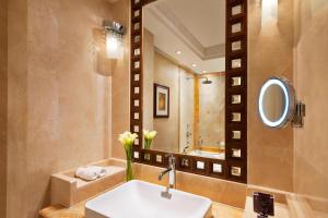Vannituba majutusasutuses Al Bustan Palace, a Ritz-Carlton Hotel