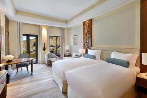 Voodi või voodid majutusasutuse Al Bustan Palace, a Ritz-Carlton Hotel toas