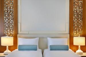 Voodi või voodid majutusasutuse Al Bustan Palace, a Ritz-Carlton Hotel toas