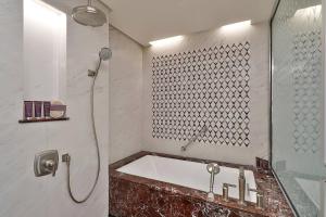 Vannituba majutusasutuses Al Bustan Palace, a Ritz-Carlton Hotel
