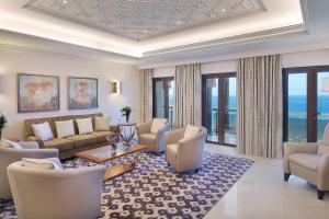 Posezení v ubytování Al Bustan Palace, a Ritz-Carlton Hotel