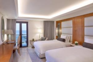 Voodi või voodid majutusasutuse Al Bustan Palace, a Ritz-Carlton Hotel toas