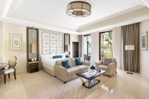 Posezení v ubytování Al Bustan Palace, a Ritz-Carlton Hotel