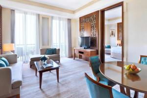 Televiisor ja/või meelelahutuskeskus majutusasutuses Al Bustan Palace, a Ritz-Carlton Hotel