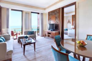Televiisor ja/või meelelahutuskeskus majutusasutuses Al Bustan Palace, a Ritz-Carlton Hotel