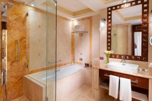 Vannituba majutusasutuses Al Bustan Palace, a Ritz-Carlton Hotel