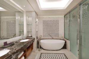 Vannituba majutusasutuses Al Bustan Palace, a Ritz-Carlton Hotel