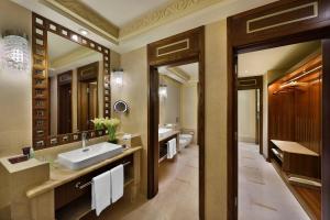 Vannituba majutusasutuses Al Bustan Palace, a Ritz-Carlton Hotel