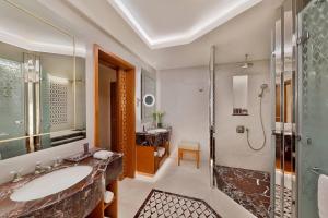 Vannituba majutusasutuses Al Bustan Palace, a Ritz-Carlton Hotel